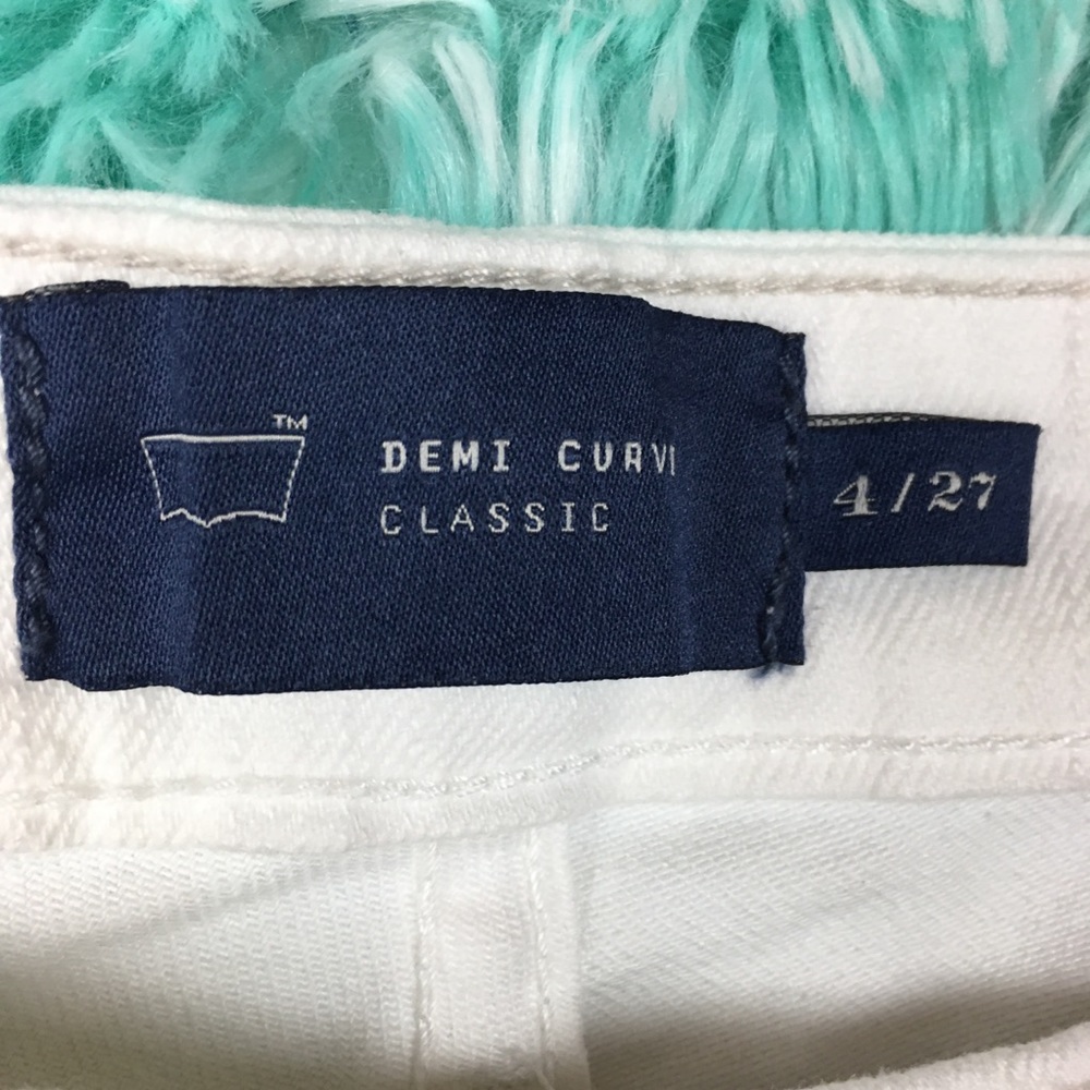 Levi’s White Demi Curve Capris - Picture 4 of 4